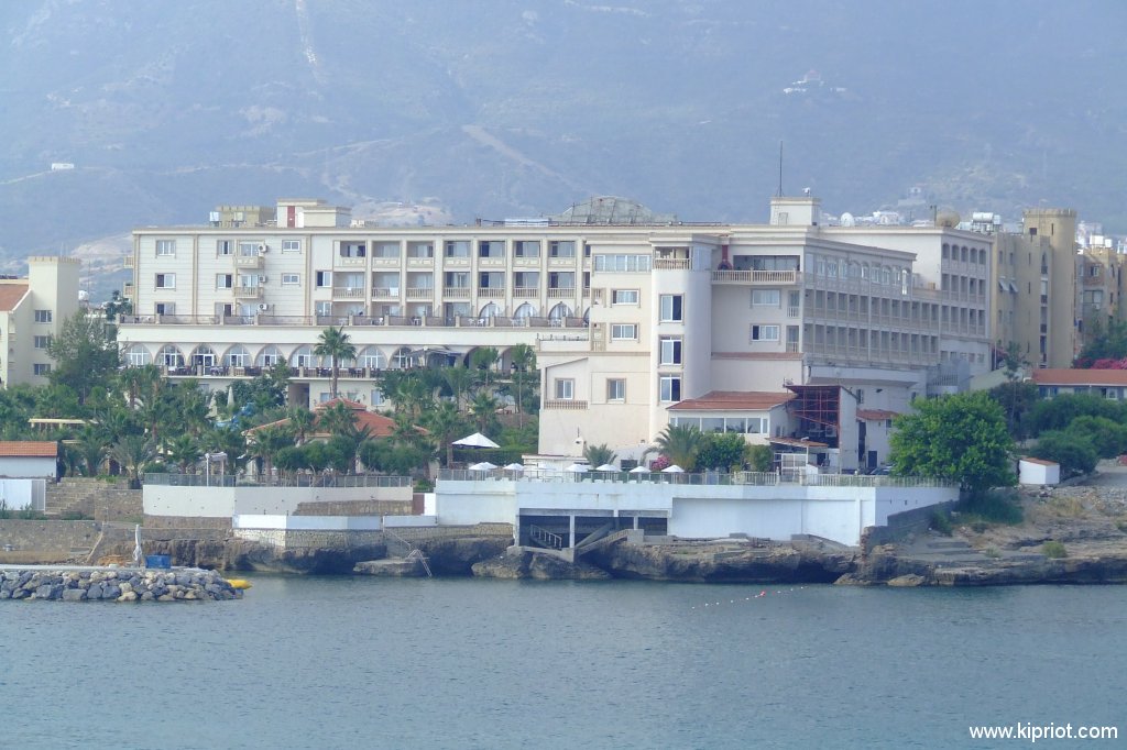 Вид на Кирению с палубы парома Calypso