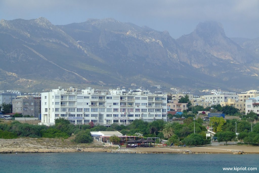 Вид на Кирению с палубы парома Калипсо