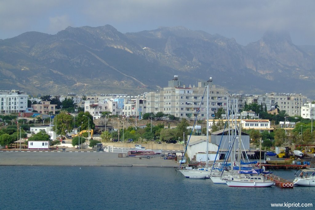 Вид на Кирению с моря