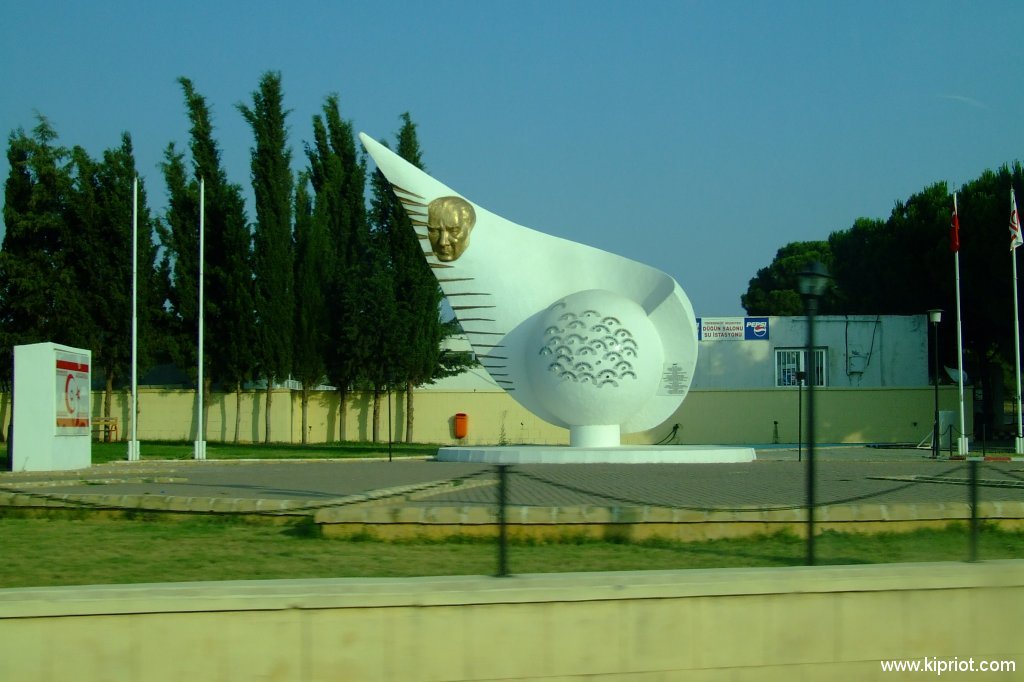 Памятник Ататюрку