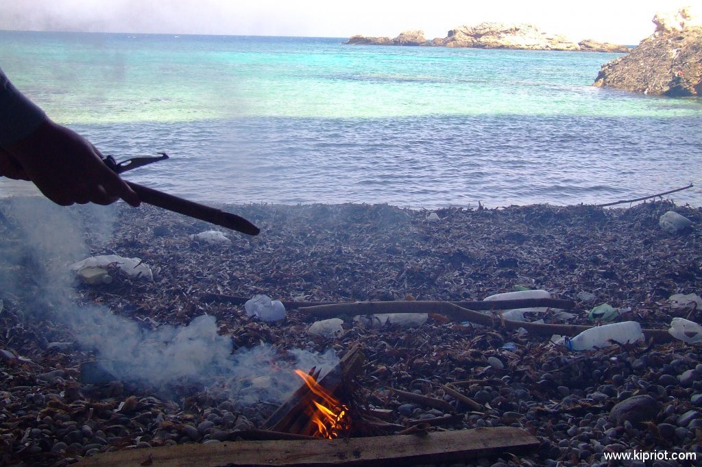 Спрятались в грот и разожгли костёр из морского мусора