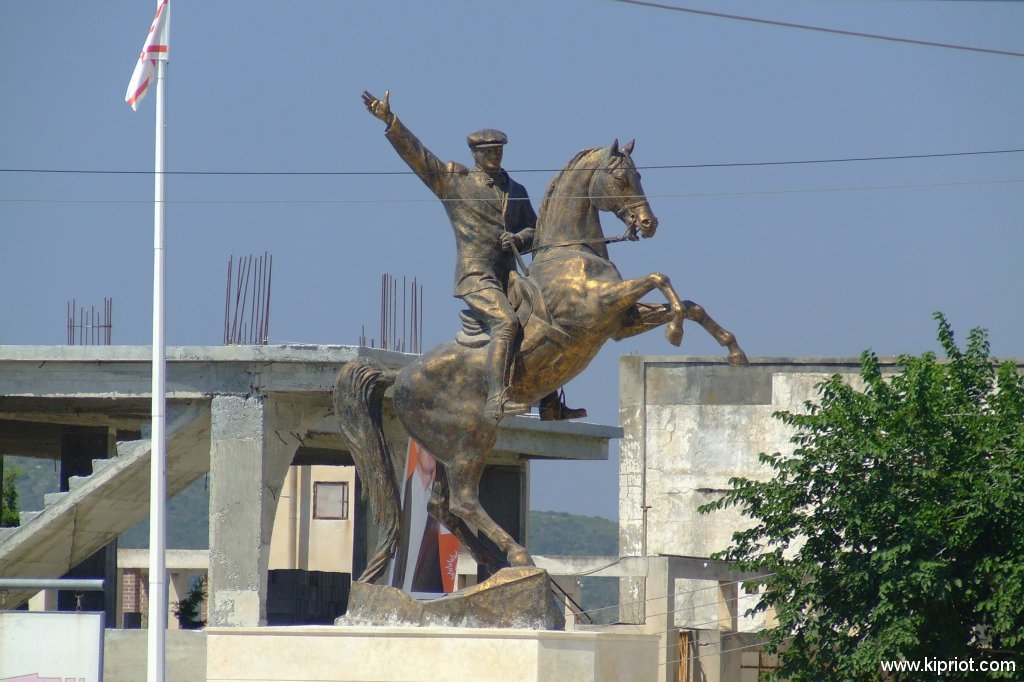Памятник Ататюрку в Ризокарпасо