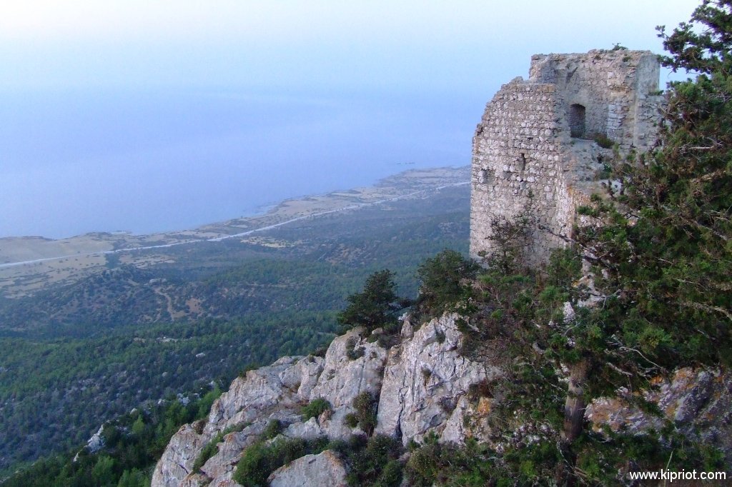 Замок Кантара и море