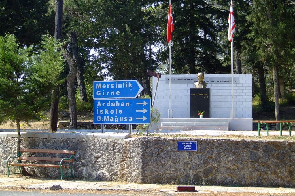 Памятник Ататюрку в Киренийских горах