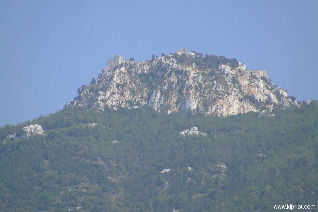 Вид на замок Кантара с моря