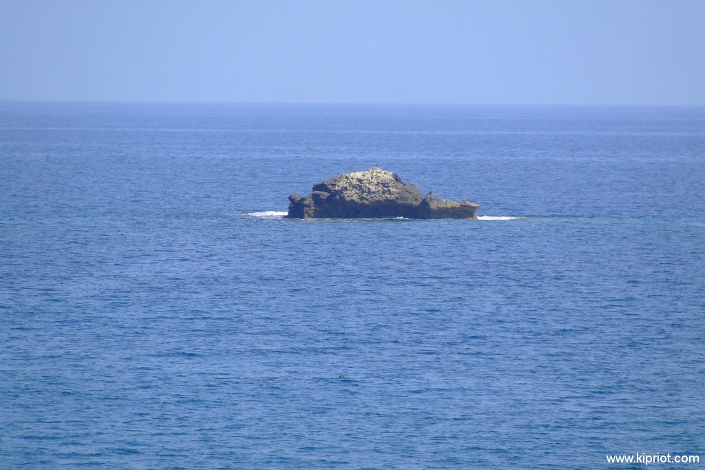 Необитаемый островок в Средиземном море