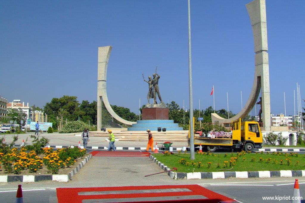 Памятник в центре Кирении
